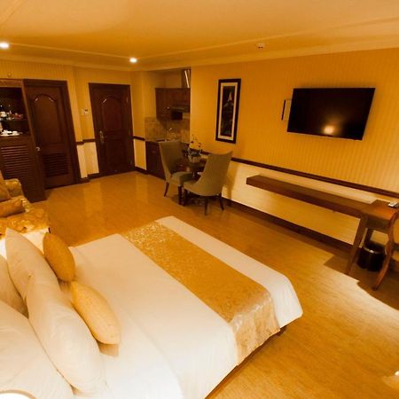 Central Hotel & Residences Swimming Pool Хошимин Экстерьер фото
