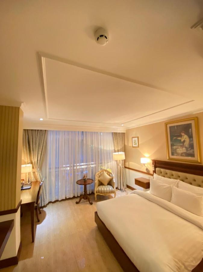 Central Hotel & Residences Swimming Pool Хошимин Экстерьер фото