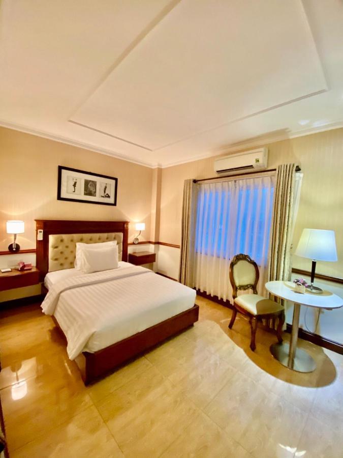 Central Hotel & Residences Swimming Pool Хошимин Экстерьер фото