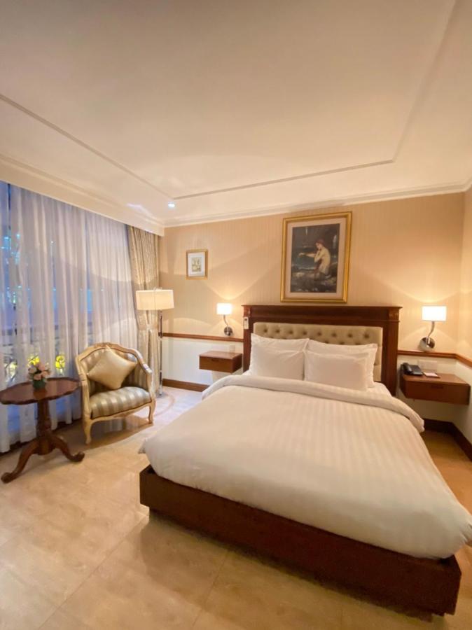Central Hotel & Residences Swimming Pool Хошимин Экстерьер фото