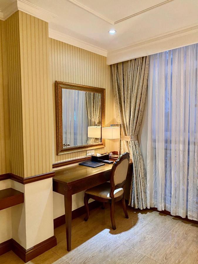 Central Hotel & Residences Swimming Pool Хошимин Экстерьер фото