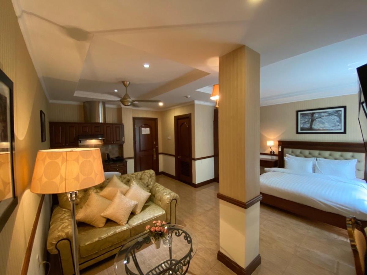 Central Hotel & Residences Swimming Pool Хошимин Экстерьер фото