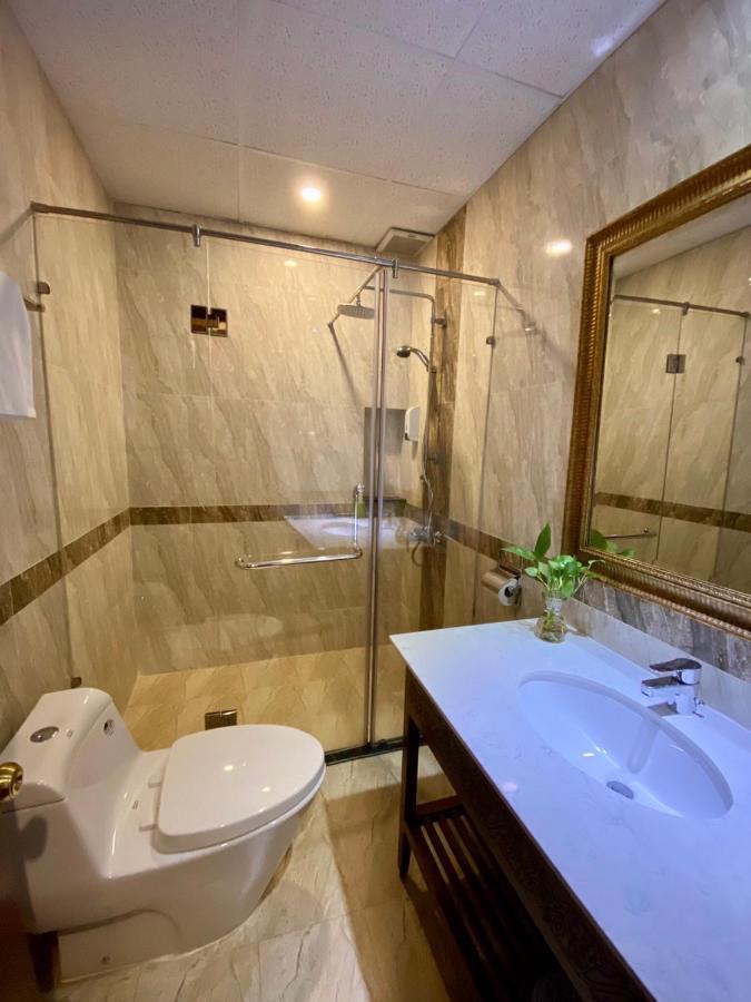 Central Hotel & Residences Swimming Pool Хошимин Экстерьер фото
