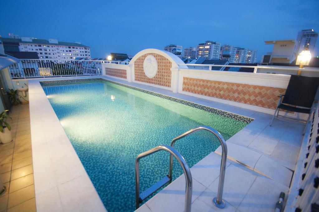 Central Hotel & Residences Swimming Pool Хошимин Экстерьер фото