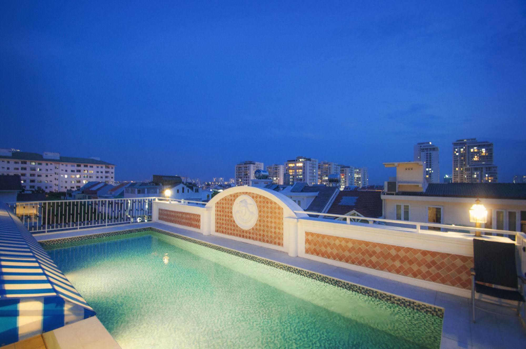 Central Hotel & Residences Swimming Pool Хошимин Экстерьер фото
